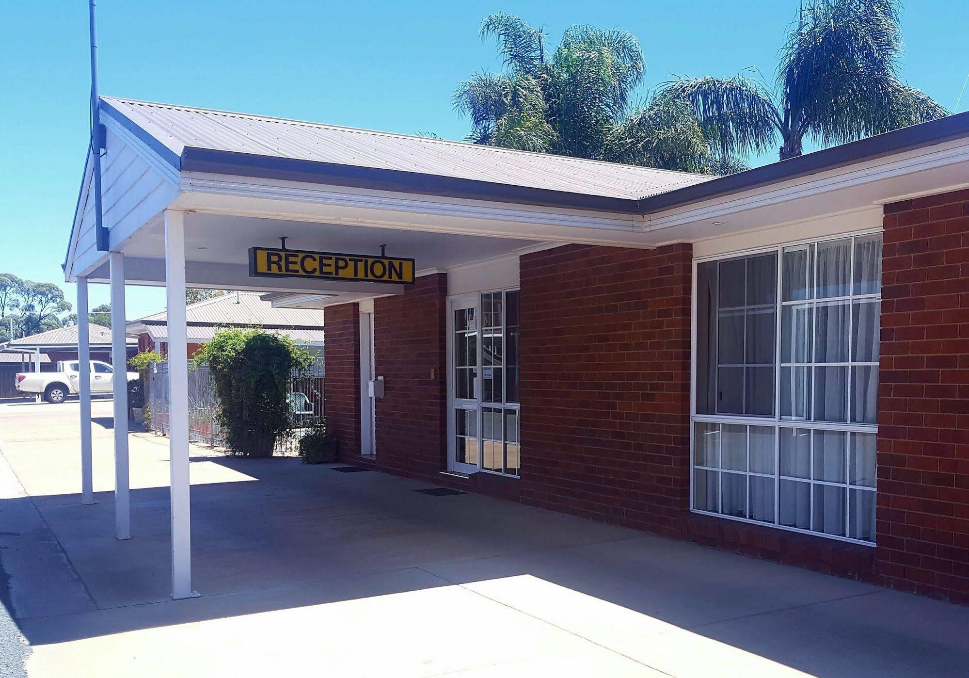 Centrepoint Motel Deniliquin Exterior photo